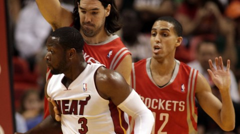 韦德以一敌二姚明笑得很给力：怀念那个球星云集的硬核篮球时代