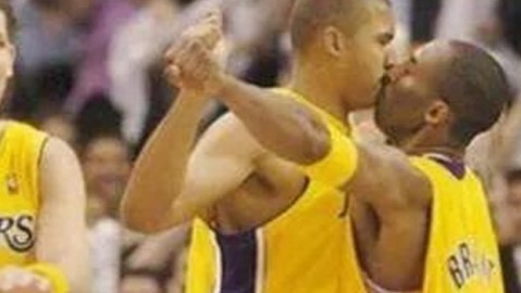 从阿德巴约83分之夜说起：盘点NBA赛场上那些让人脸红心跳的亲吻瞬间