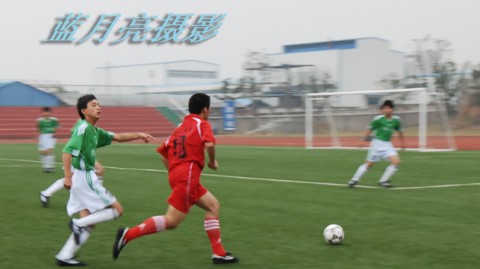 1-0力克上海！山东男足问鼎首届三大球运动会冠军，老帅殷铁生笑傲青训德比