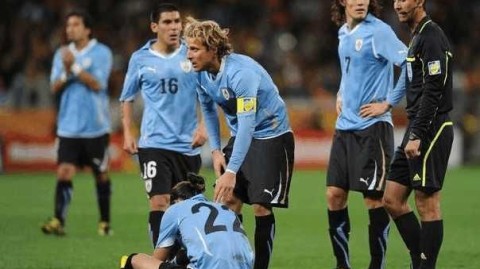 乌拉圭3-0俄罗斯：东道主小组头名梦碎苏神穿云箭